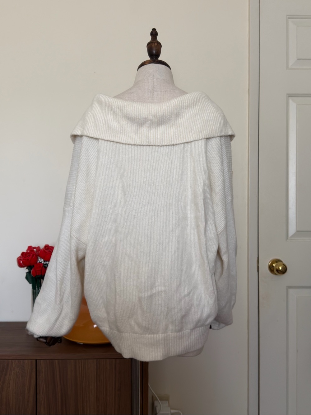 Abercrombie & Fitch Ivory V-Neck Collared Knit Sweater - Picture 3 of 7